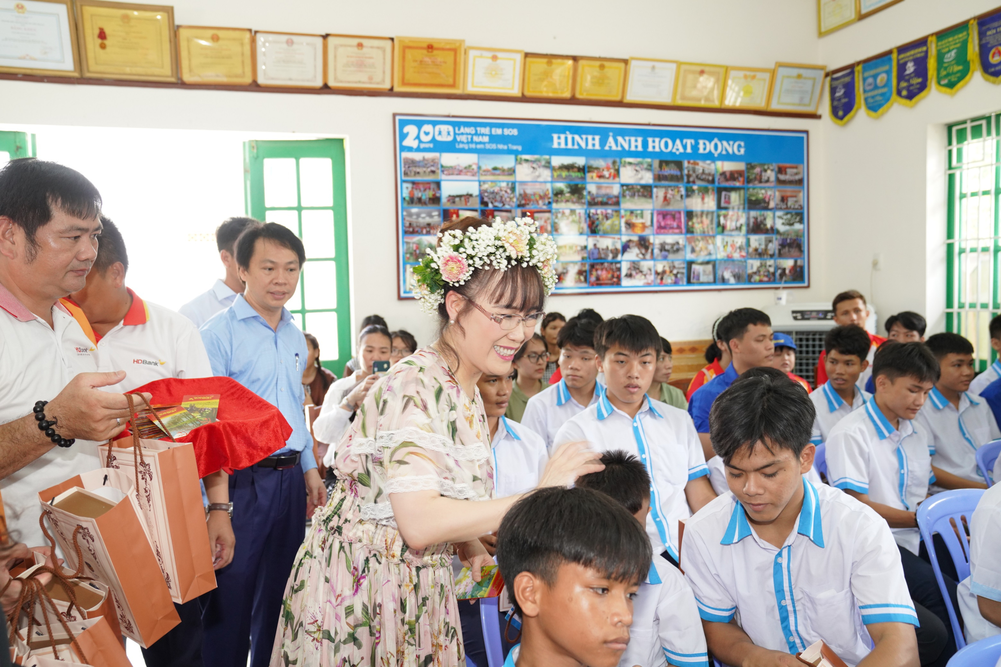 nu ty phu nguyen thi phuong thao tham cac em nho tai lang sos hinh 3